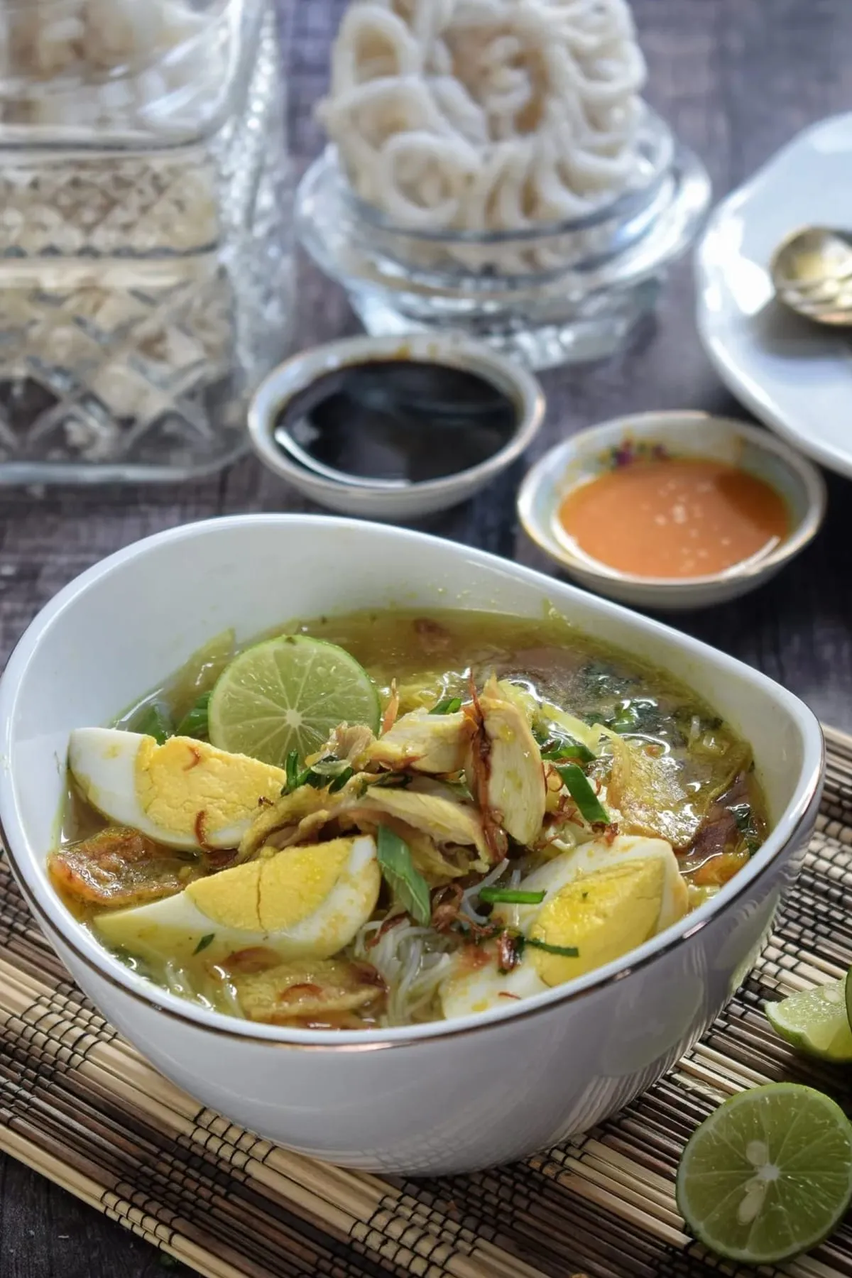 Semangkuk soto lamongan hangat dengan taburan lada putih